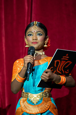 14-Kruthi-Shagun-Show1_VV203959