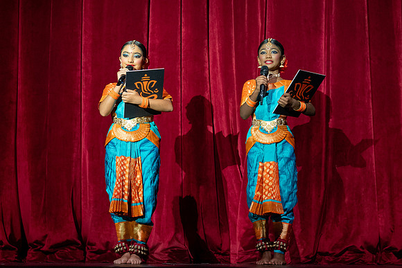 16-Kruthi-Shagun-Show1__VV18571