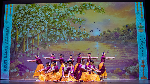21-Kruthi-Shagun-Show1__VV18574