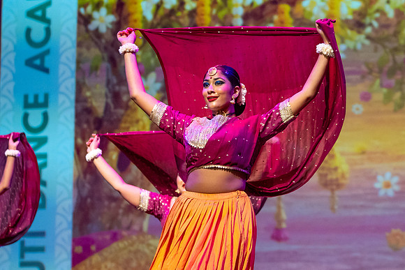 75-Kruthi-Shagun-Show1_VV203987