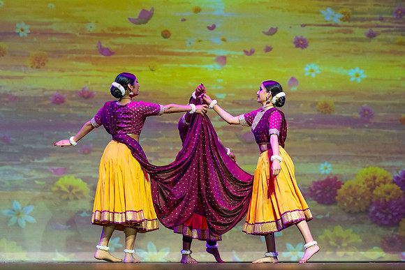 97-Kruthi-Shagun-Show1_VV204014
