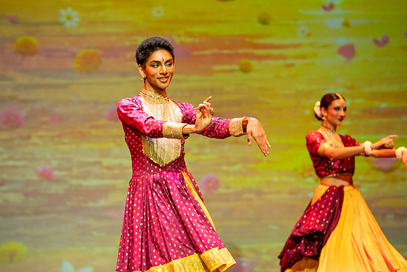 100-Kruthi-Shagun-Show1_CA209190