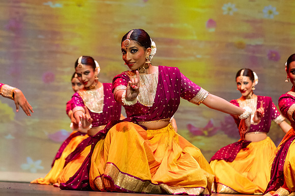 117-Kruthi-Shagun-Show1_VV204056