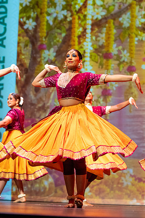 123-Kruthi-Shagun-Show1_VV204093