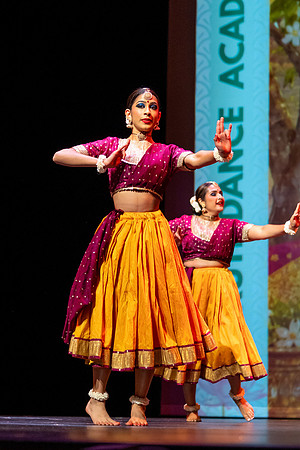 125-Kruthi-Shagun-Show1_VV204098