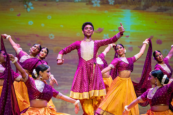 132-Kruthi-Shagun-Show1_CA209216