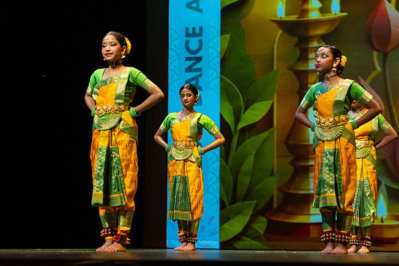 150-Kruthi-Shagun-Show1__VV18606