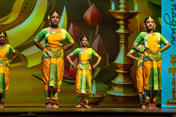 153-Kruthi-Shagun-Show1__VV18607