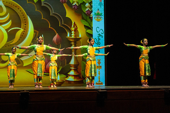 166-Kruthi-Shagun-Show1__VV18621