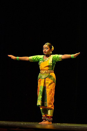 172-Kruthi-Shagun-Show1_VV204120
