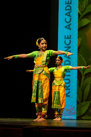 176-Kruthi-Shagun-Show1_VV204123