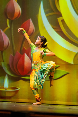 178-Kruthi-Shagun-Show1_VV204129