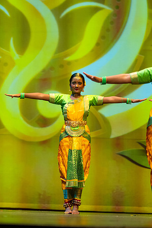 179-Kruthi-Shagun-Show1_VV204132