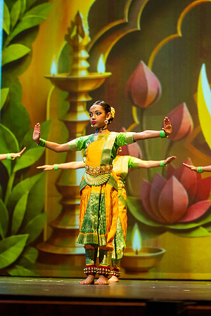 177-Kruthi-Shagun-Show1_VV204126