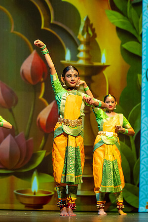 184-Kruthi-Shagun-Show1_VV204140