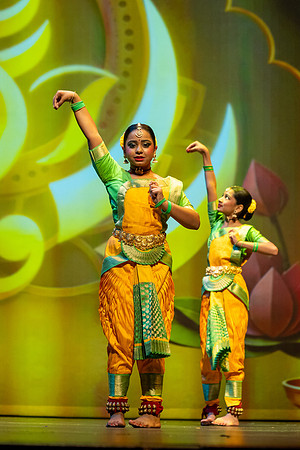 182-Kruthi-Shagun-Show1_VV204137