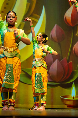 183-Kruthi-Shagun-Show1_VV204138