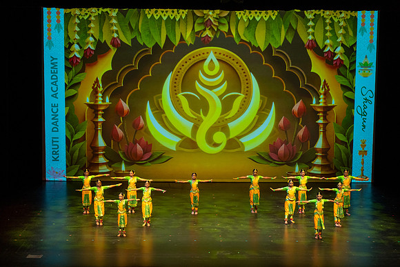 208-Kruthi-Shagun-Show1__A1V1349