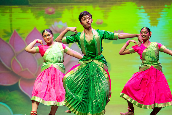 275-Kruthi-Shagun-Show1_CA209278-2