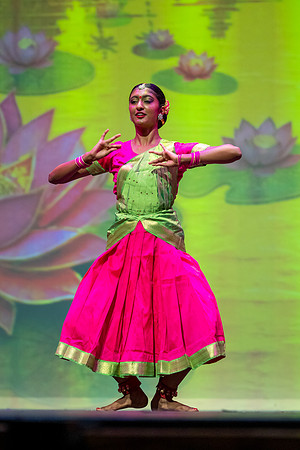 284-Kruthi-Shagun-Show1_VV204225