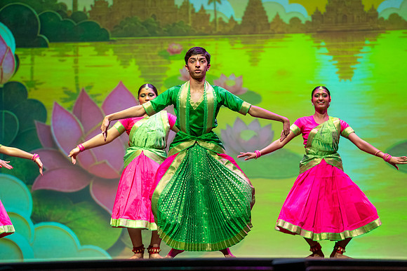 285-Kruthi-Shagun-Show1_CA209283-2