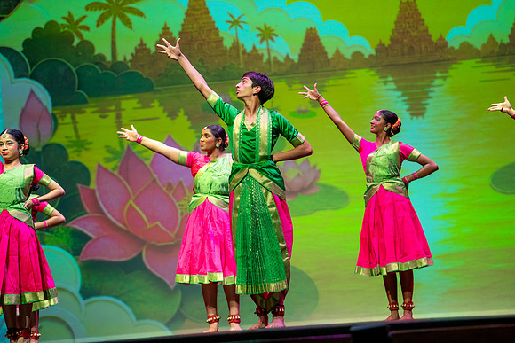 294-Kruthi-Shagun-Show1_CA209290-2