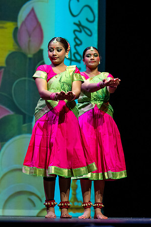 304-Kruthi-Shagun-Show1_VV204260