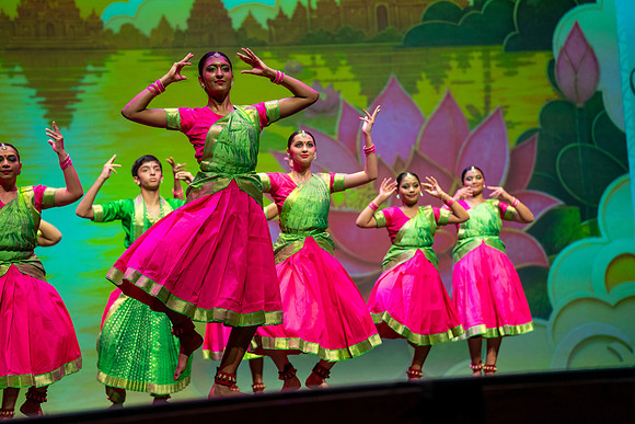 322-Kruthi-Shagun-Show1_CA209301-2