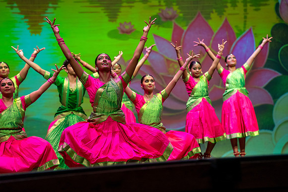 324-Kruthi-Shagun-Show1_CA209302-2