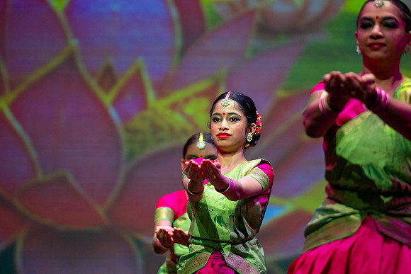328-Kruthi-Shagun-Show1_VV204265
