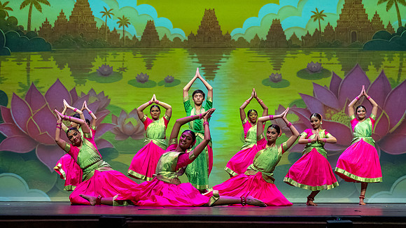 333-Kruthi-Shagun-Show1__VV18668
