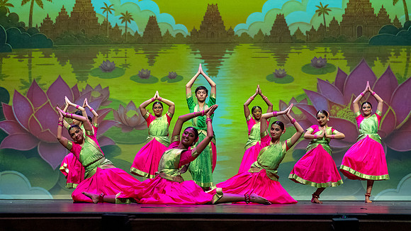 335-Kruthi-Shagun-Show1__VV18671