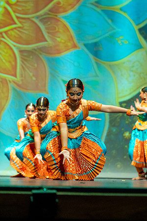 381-Kruthi-Shagun-Show1_VV204303
