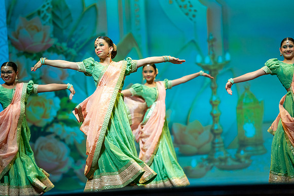 445-Kruthi-Shagun-Show1_CA209349-2