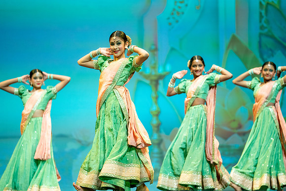 450-Kruthi-Shagun-Show1_CA209351-2