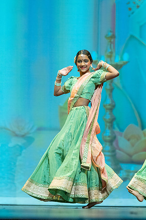 459-Kruthi-Shagun-Show1_VV204352