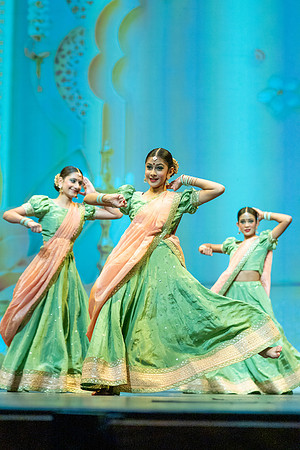 462-Kruthi-Shagun-Show1_VV204354