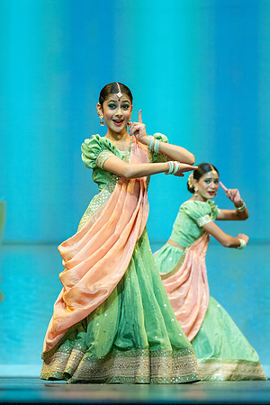 469-Kruthi-Shagun-Show1_VV204361