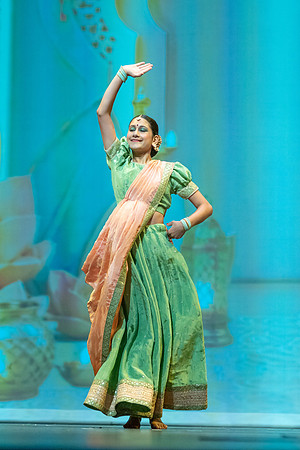 471-Kruthi-Shagun-Show1_VV204364