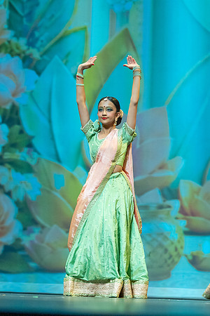 473-Kruthi-Shagun-Show1_VV204367