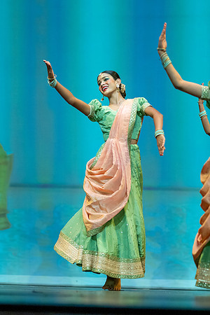 487-Kruthi-Shagun-Show1_VV204392