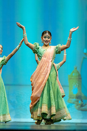 490-Kruthi-Shagun-Show1_VV204396