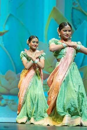 493-Kruthi-Shagun-Show1_VV204397