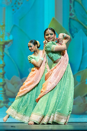 494-Kruthi-Shagun-Show1_VV204403