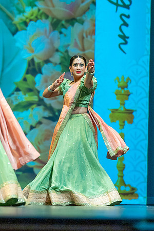 496-Kruthi-Shagun-Show1_VV204407