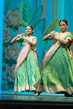 505-Kruthi-Shagun-Show1_VV204419