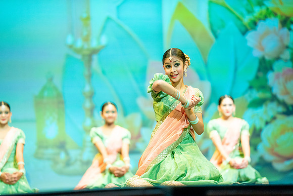 512-Kruthi-Shagun-Show1_CA209369-2