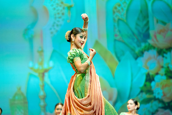 515-Kruthi-Shagun-Show1_CA209371-2