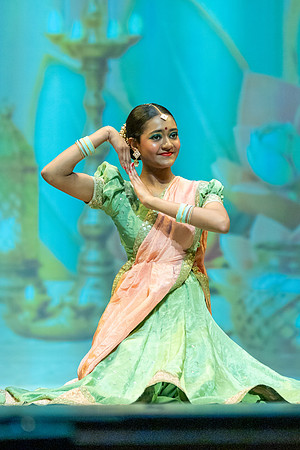 525-Kruthi-Shagun-Show1_VV204425