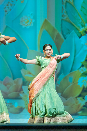 535-Kruthi-Shagun-Show1_VV204456